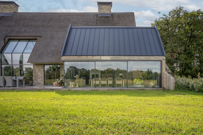 Schuurwoning / villa met rieten kap, felsdak