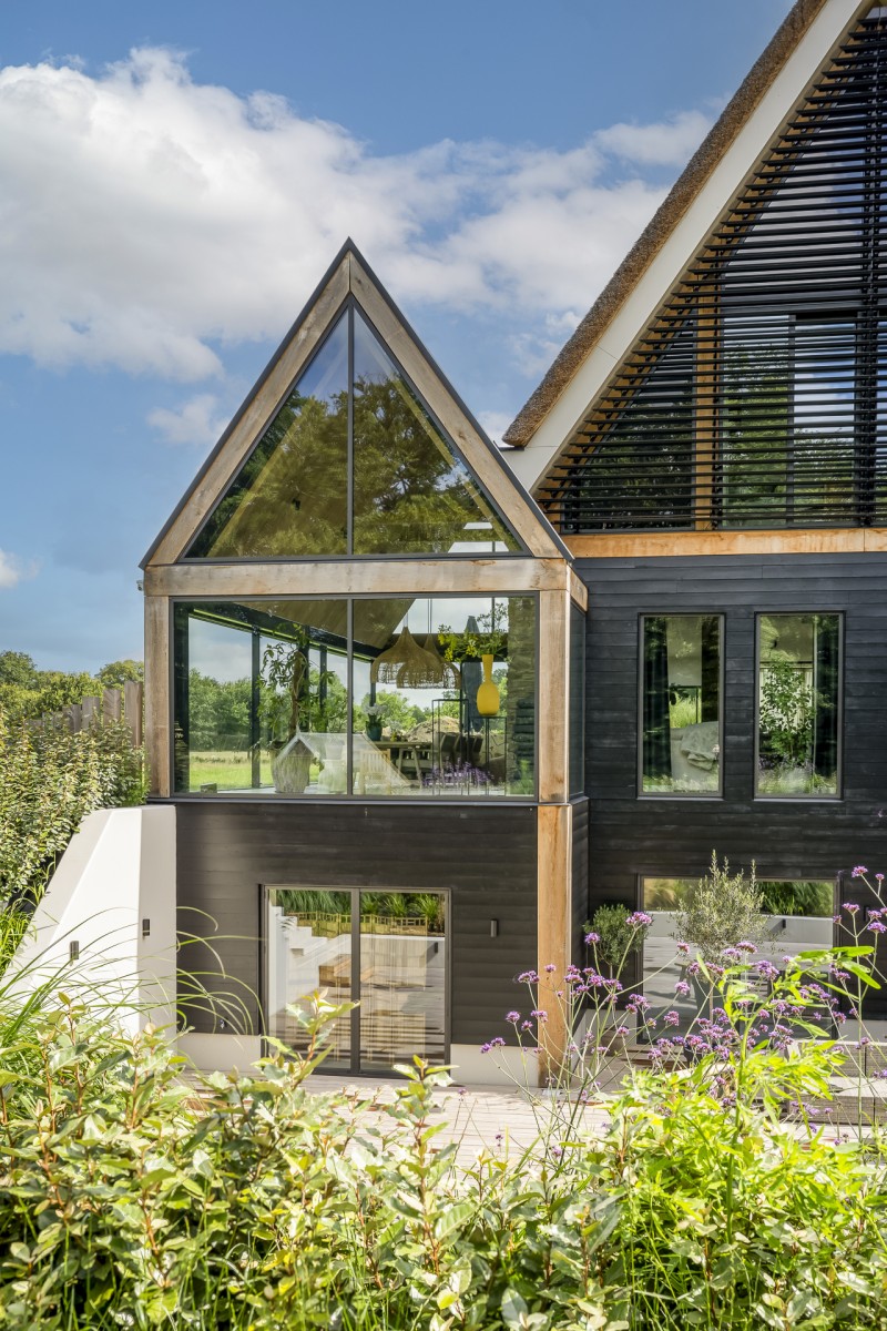 Schuurwoning / villa met rieten kap, felsdak