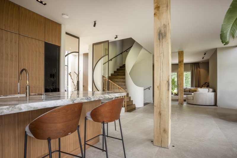 Schuurwoning / villa met rieten kap, felsdak