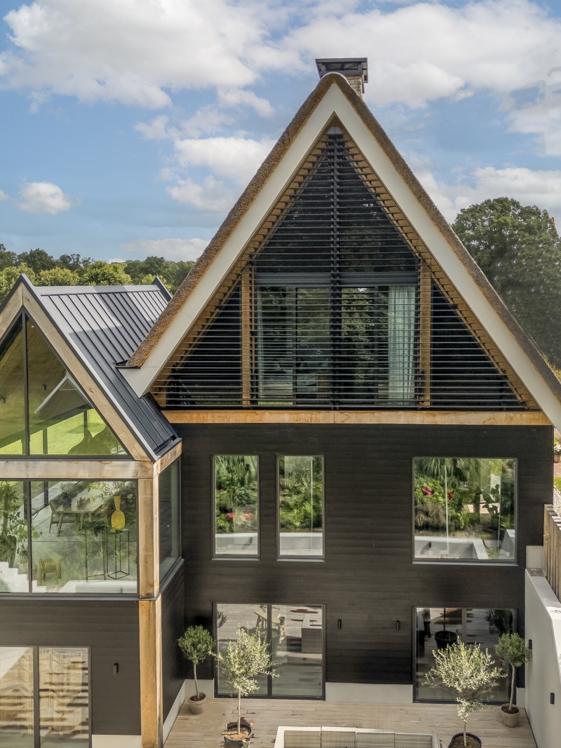 Schuurwoning / villa met rieten kap, felsdak